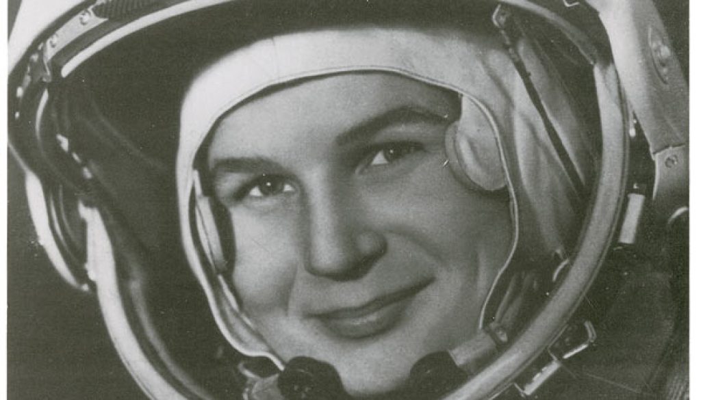 Valentina Tereškova, sovjetska kosmonautkinja i prva žena u svemiru. Pre uključivanja u svemirski program bila je tekstilna radnica i sportska padobranka.