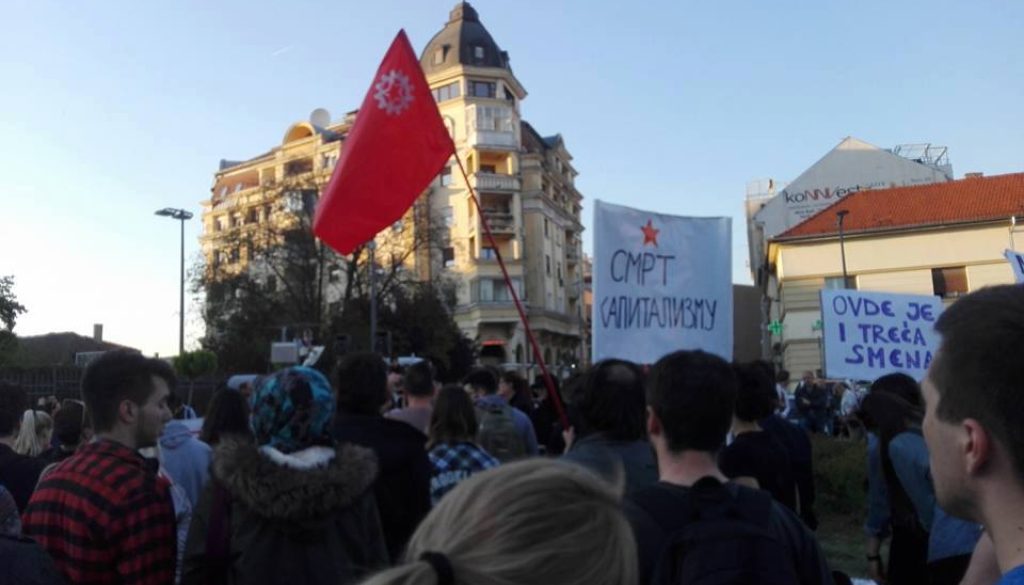 crveni_zastava_u_ns_10april2017