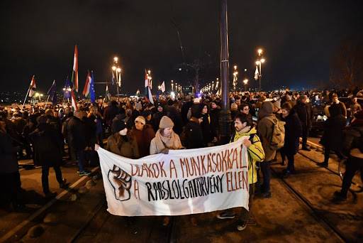 Mađarska: veliki protesti protiv „robovlasničkog zakona“
