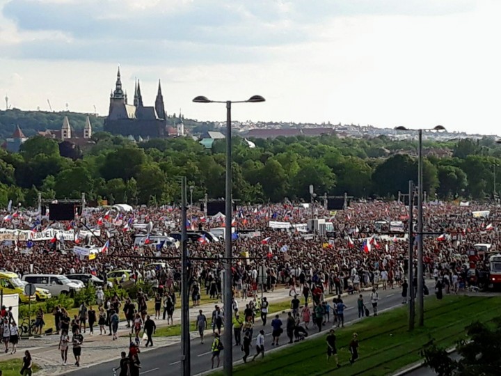 Najveće demonstracije u Češkoj Republici od 1989. obilježavaju kraj političke stabilnosti