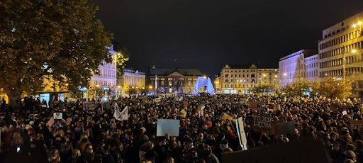Radne žene i muškarci Poljske uzvraćaju udarac zabrani abortusa: dole vlada!