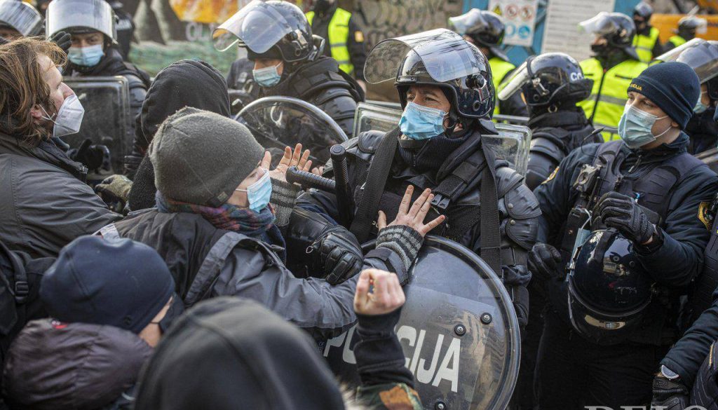 Delozacija_uporabnikov_avtonomnega_centra_Rog