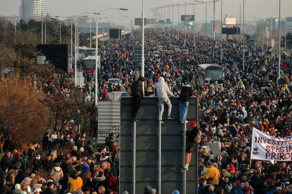 Srbija: Car je go! Nastavimo sa protestima!