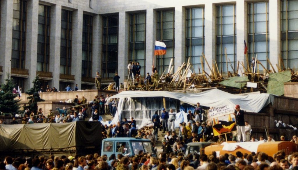 cropped_anti-coup-white-house_Image_David_Broad_Wikimedia_Commons