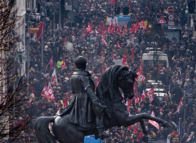 Francuska: nacionalni štrajk protiv Makronove penzione sabotaže – preko milion ljudi na ulicama!