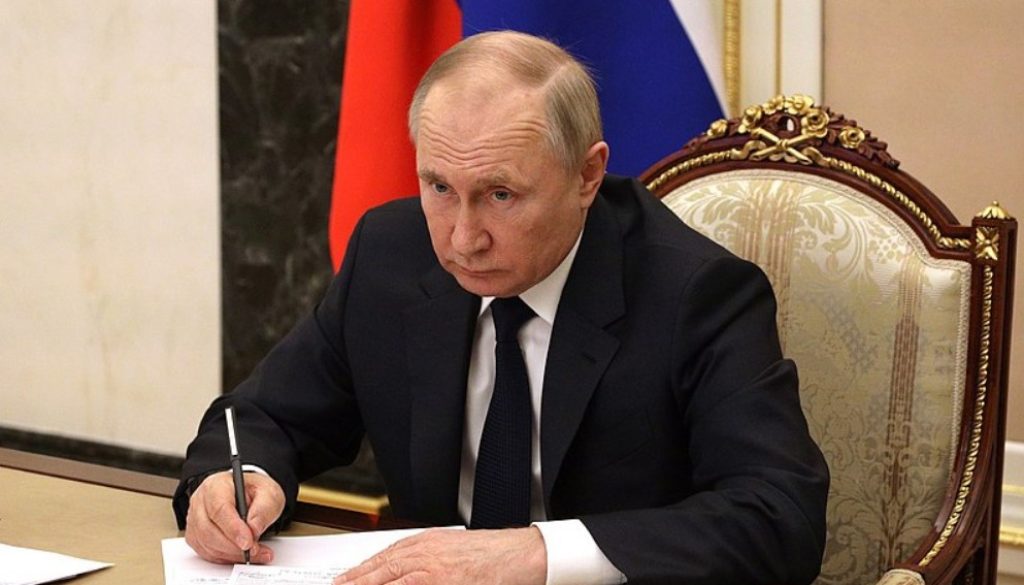 Putin_writing_Image_Пресс-служба_Президента_РФ