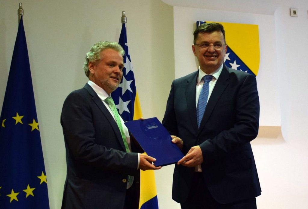 Kandidatski status BiH u EU: Od štapa do šargarepe