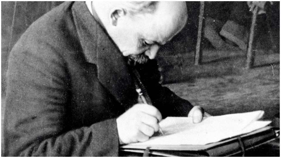 lenin reading Image public domain