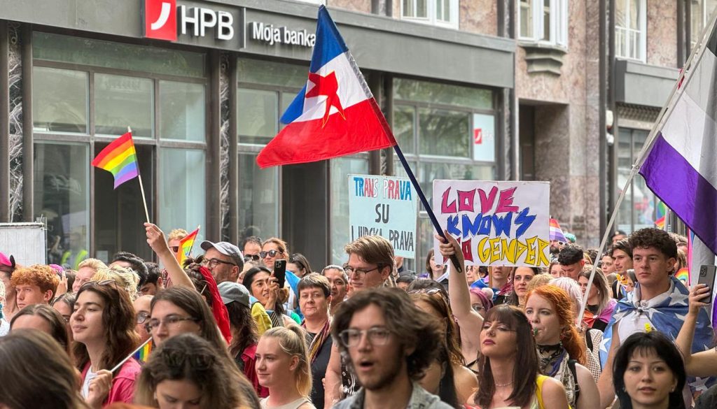 abe1e76d24cd39ff0e28_1