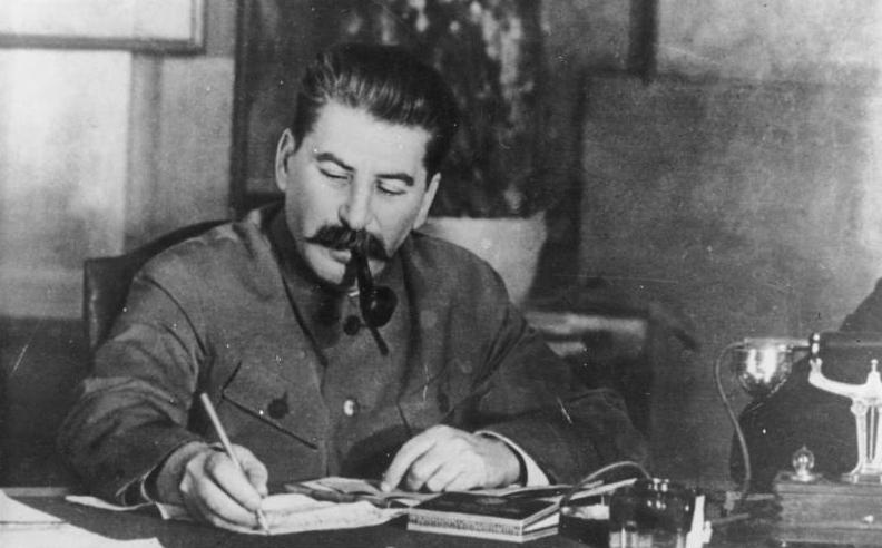 Ständige Freundschaft mit Stalin."Freundschaft mit Stalin ist die Gewähr des Sieges, des Friedens und der Zukunft" heißt es in dem Aufruf der Regierung der Deutschen Demokratischen Republik zum 70. Geburtstag von Generalissimus Stalin am 21.12.39.UBz: I.W. Stalin am SchreibtischAufn.: Illus-SNB   5.12.494636-49