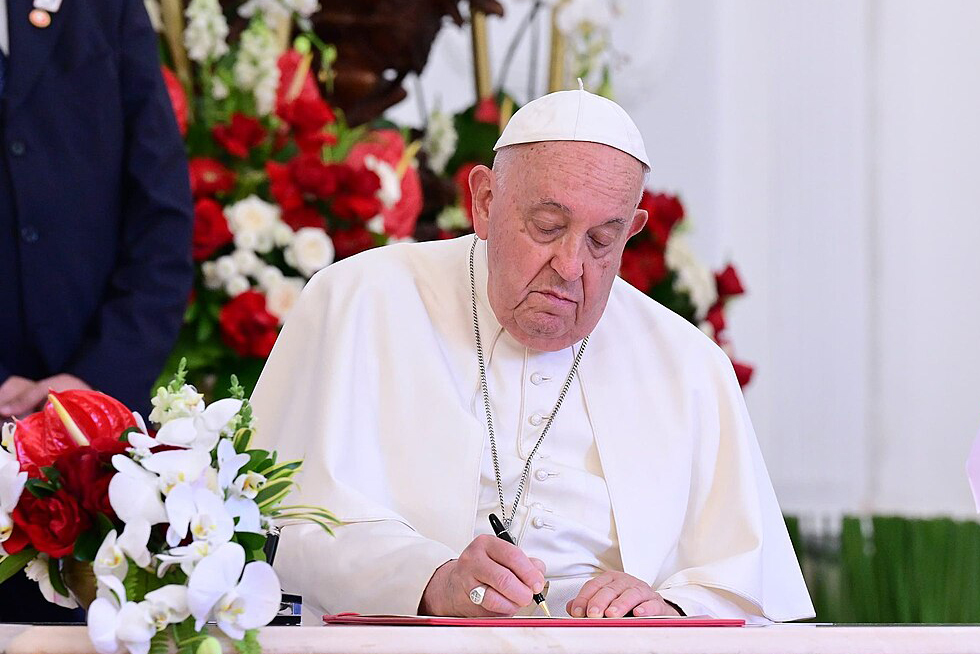 pope signing Image public domain
