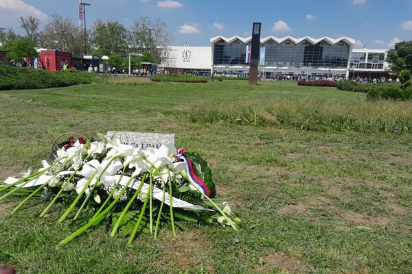 69438 spomen ploca Ilustracija Moj Novi Sad