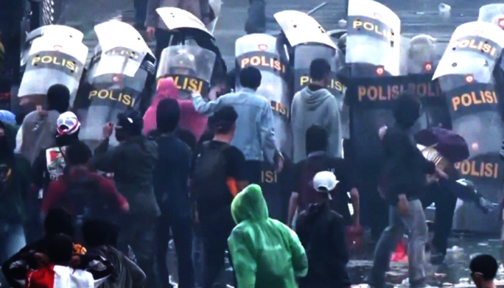 police_clash_Image_fair_use_3