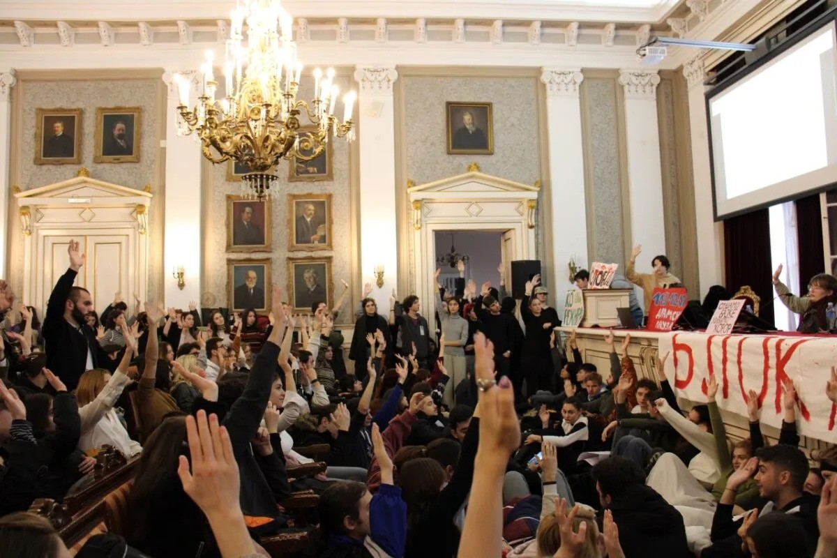 svi smo mi pod nadstrešnicom